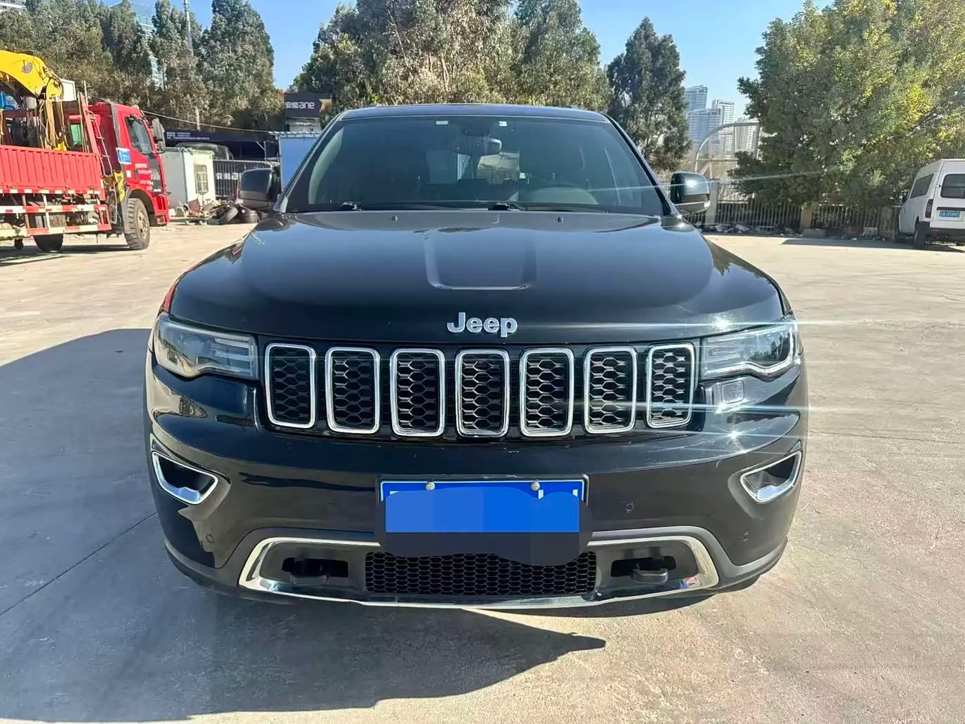 Jeep Grand Cherokee 2018 — Фото 2/16