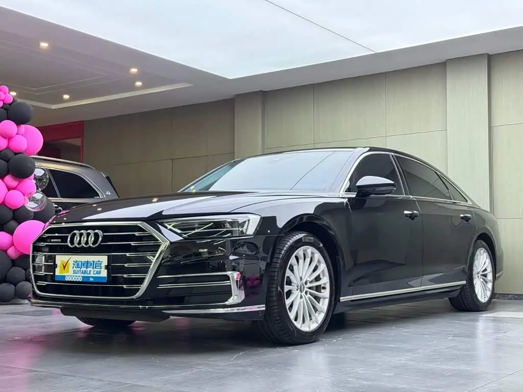 Audi A8 2018 — Фото 1/16