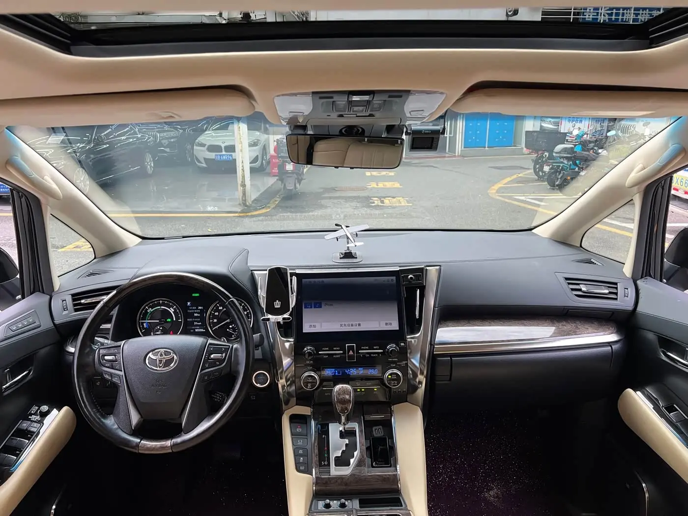 Toyota Vellfire 2022 — Photo 14/18