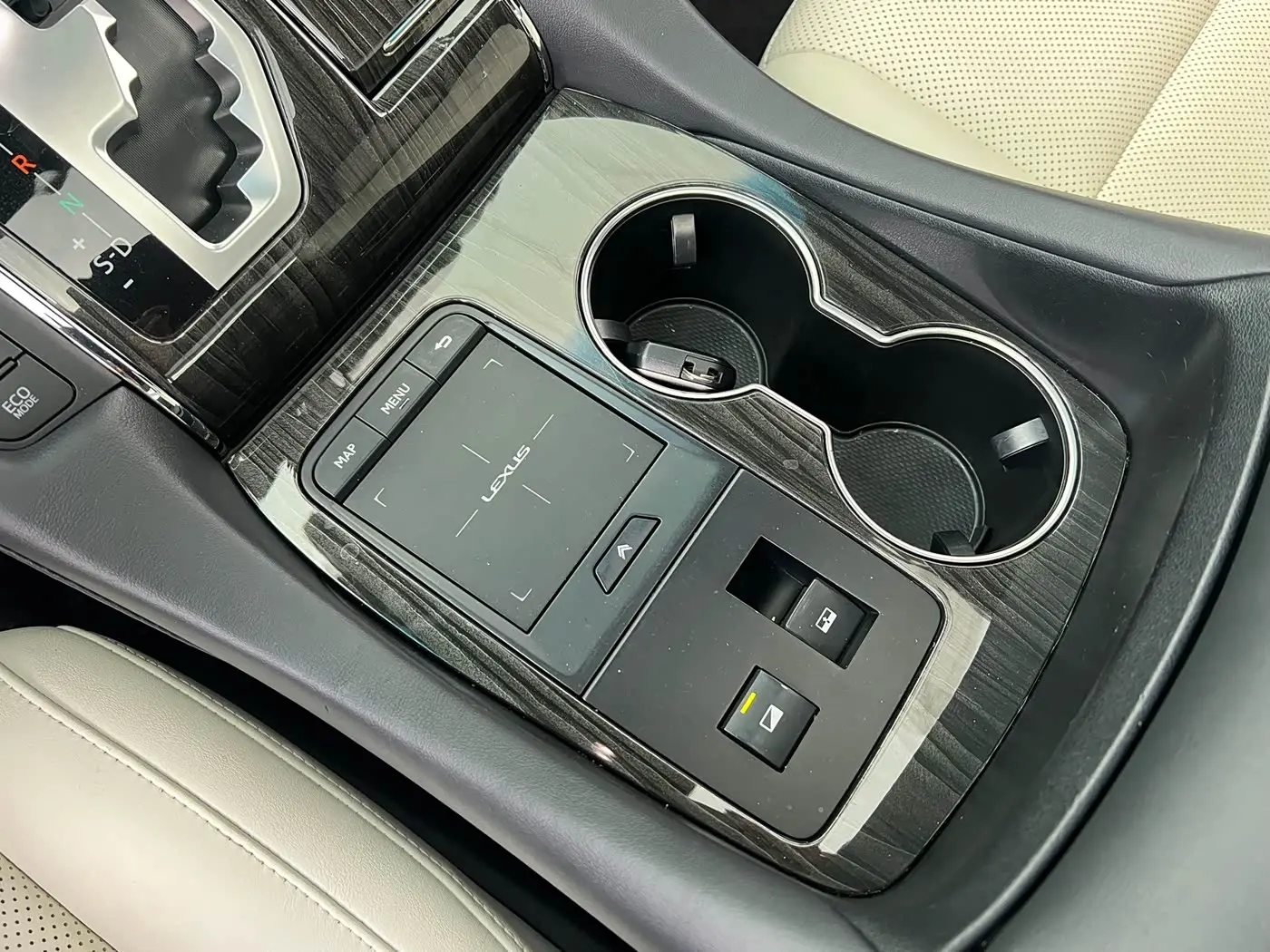Lexus LM 2020 — Photo 8/10
