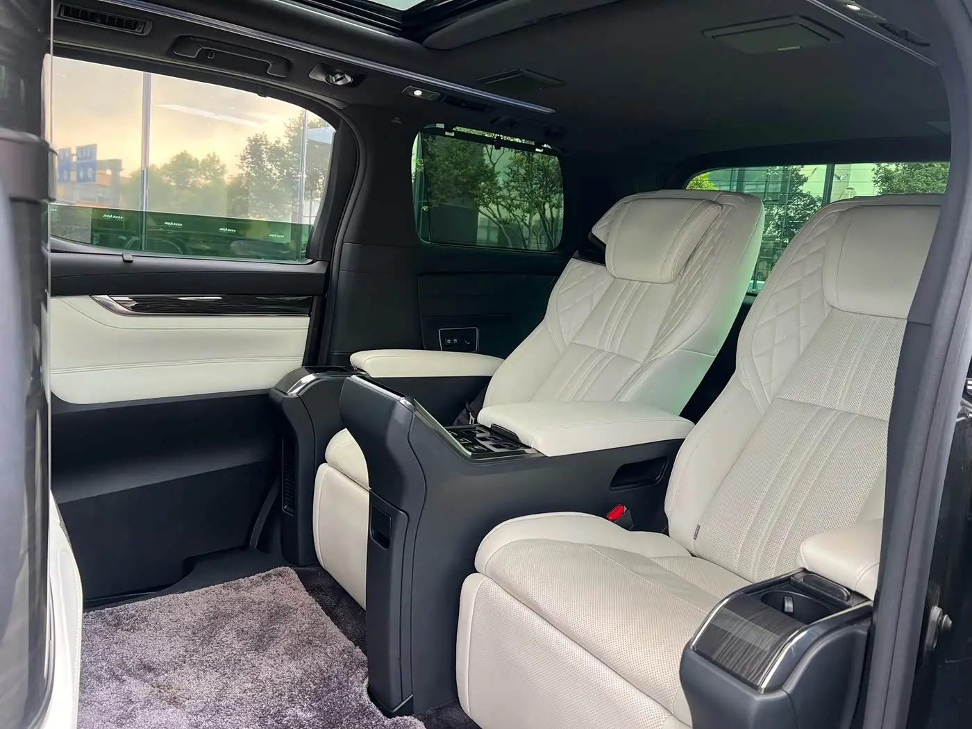 Lexus LM 2020 — Photo 3/10
