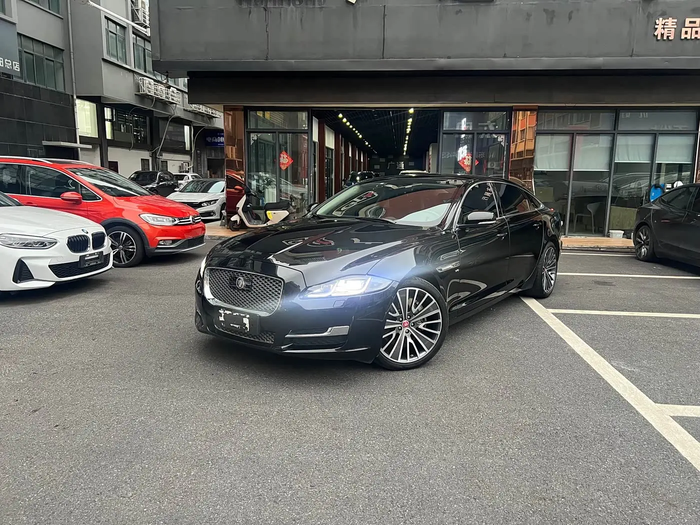 Jaguar XJ 2019 — Photo 1/17