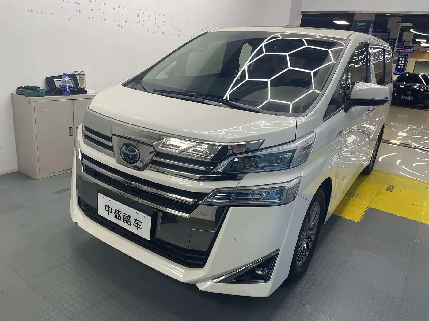 Toyota Vellfire 2021 — Photo 1/10