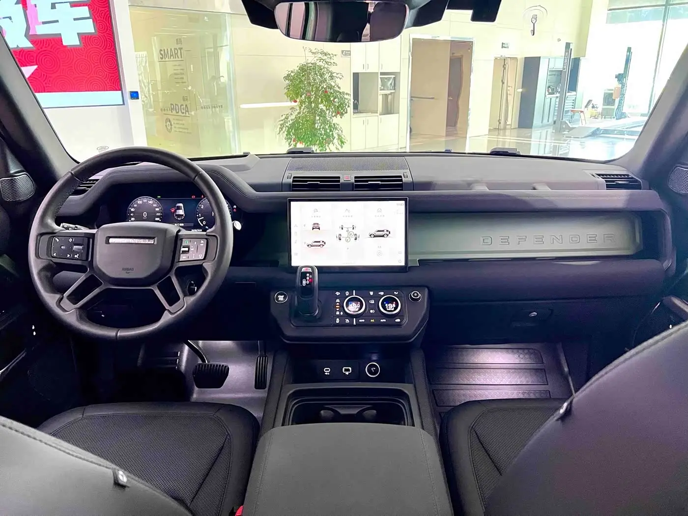 Land Rover Defender 2023 — Photo 8/11