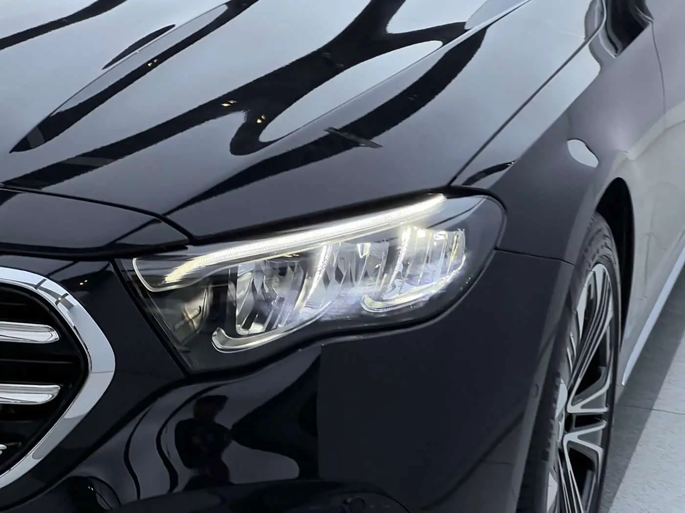 Mercedes-Benz E-Class 2025 — Photo 5/9