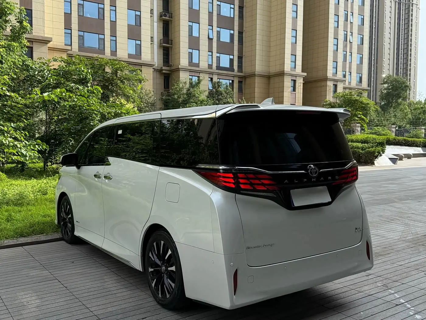 Toyota Alphard 2023 — Photo 5/17