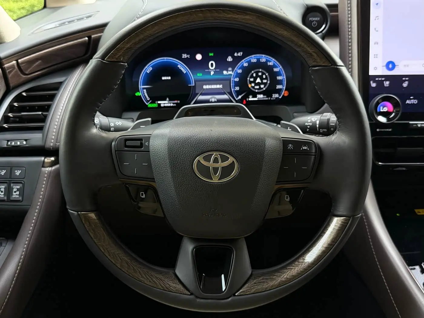 Toyota Alphard 2023 — Photo 14/17
