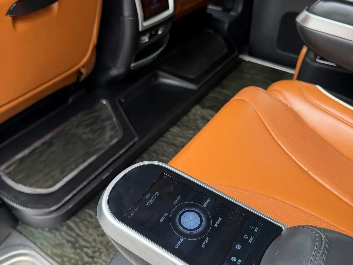 Mercedes-Benz V-Class 2020 — Photo 14/19