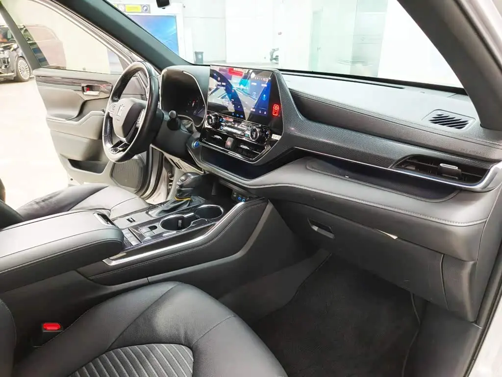 Toyota Crown Kluger 2022 — Photo 12/20