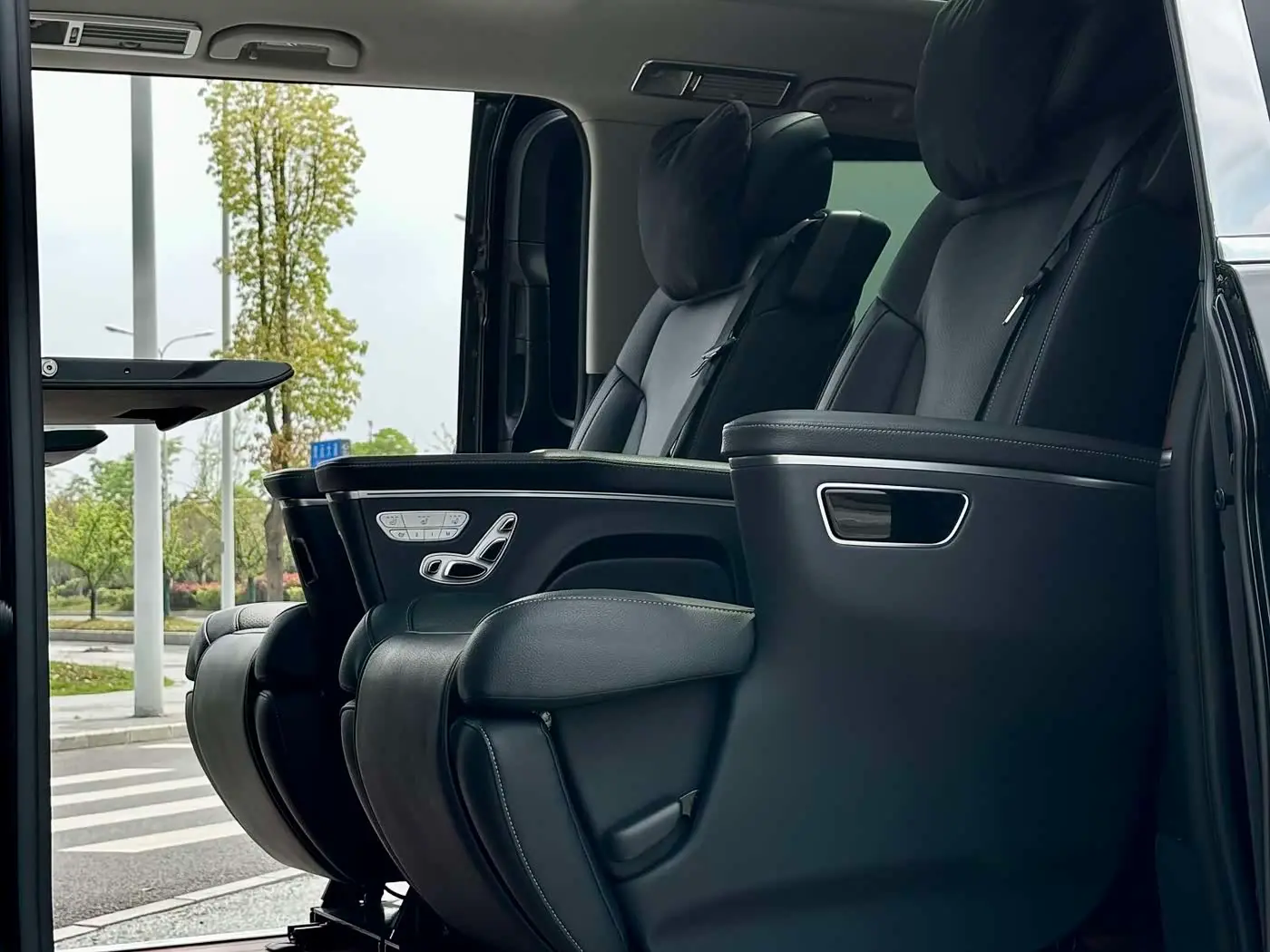 Mercedes-Benz V-Class 2021 — Photo 10/18