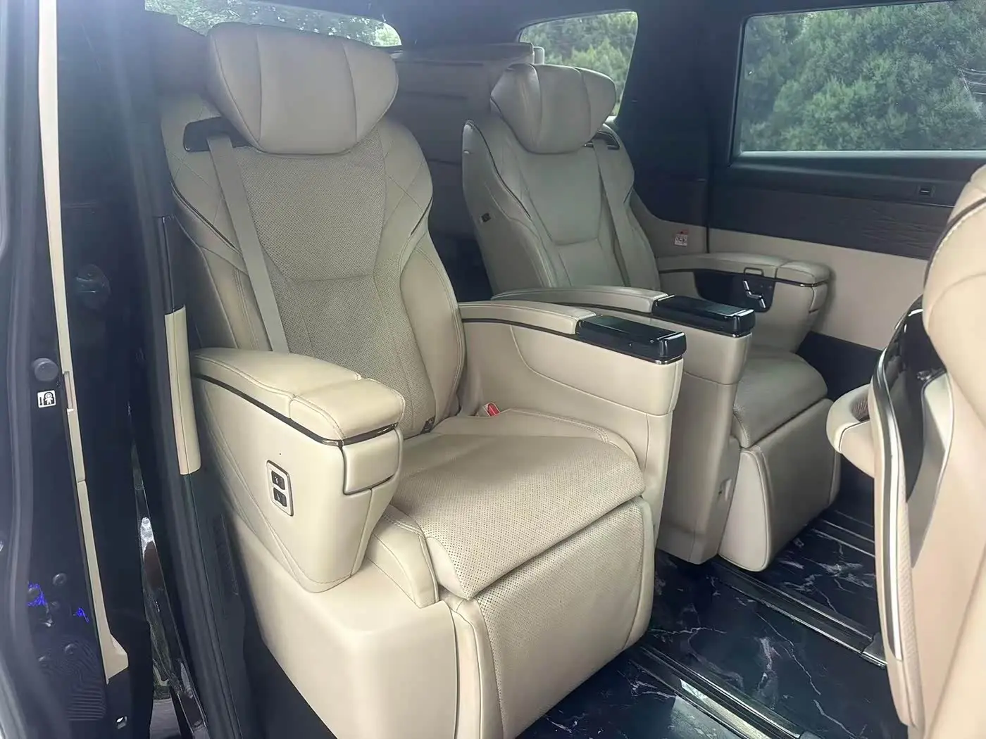 Toyota Alphard 2023 — Photo 2/9