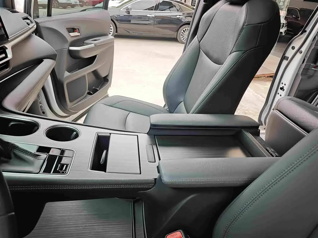 Toyota Sienna 2023 — Фото 18/19