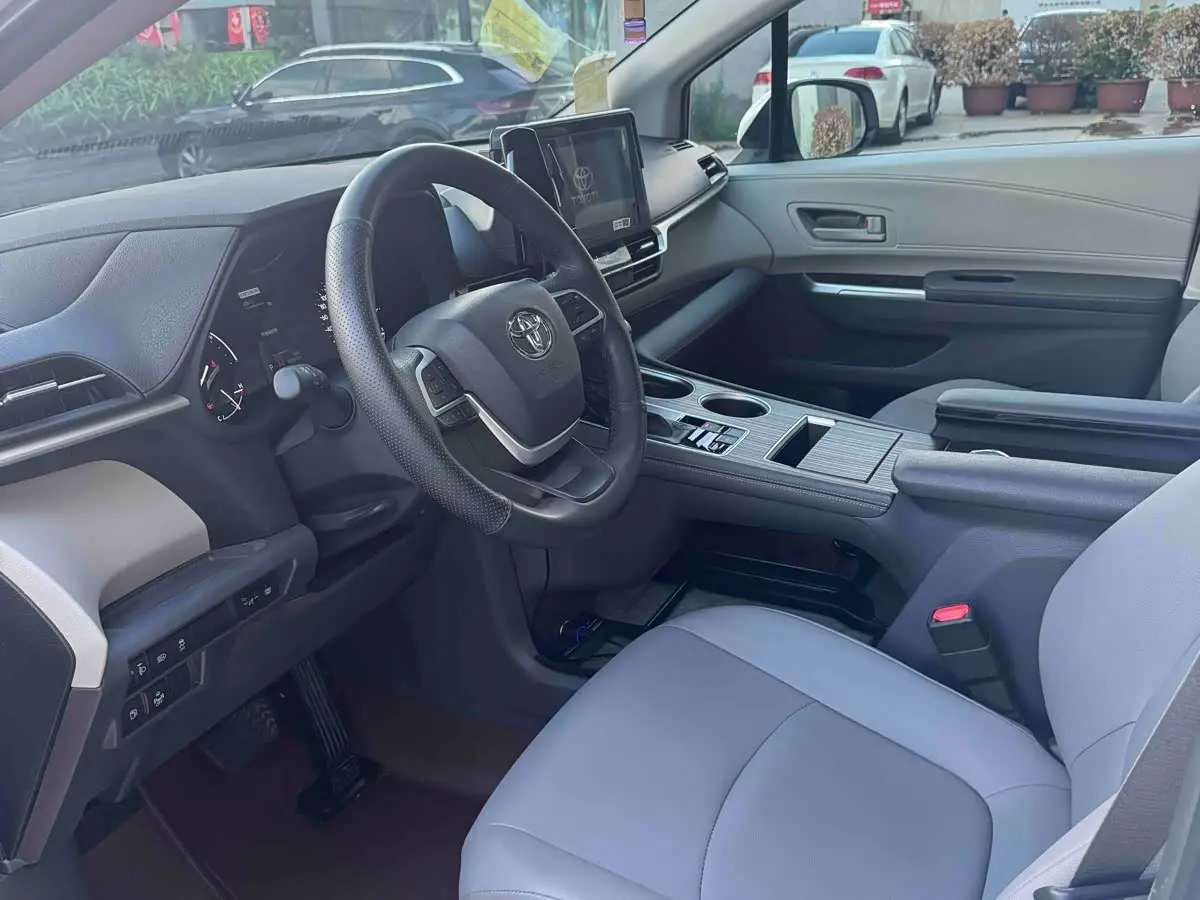 Toyota Granvia 2023 — Photo 6/13