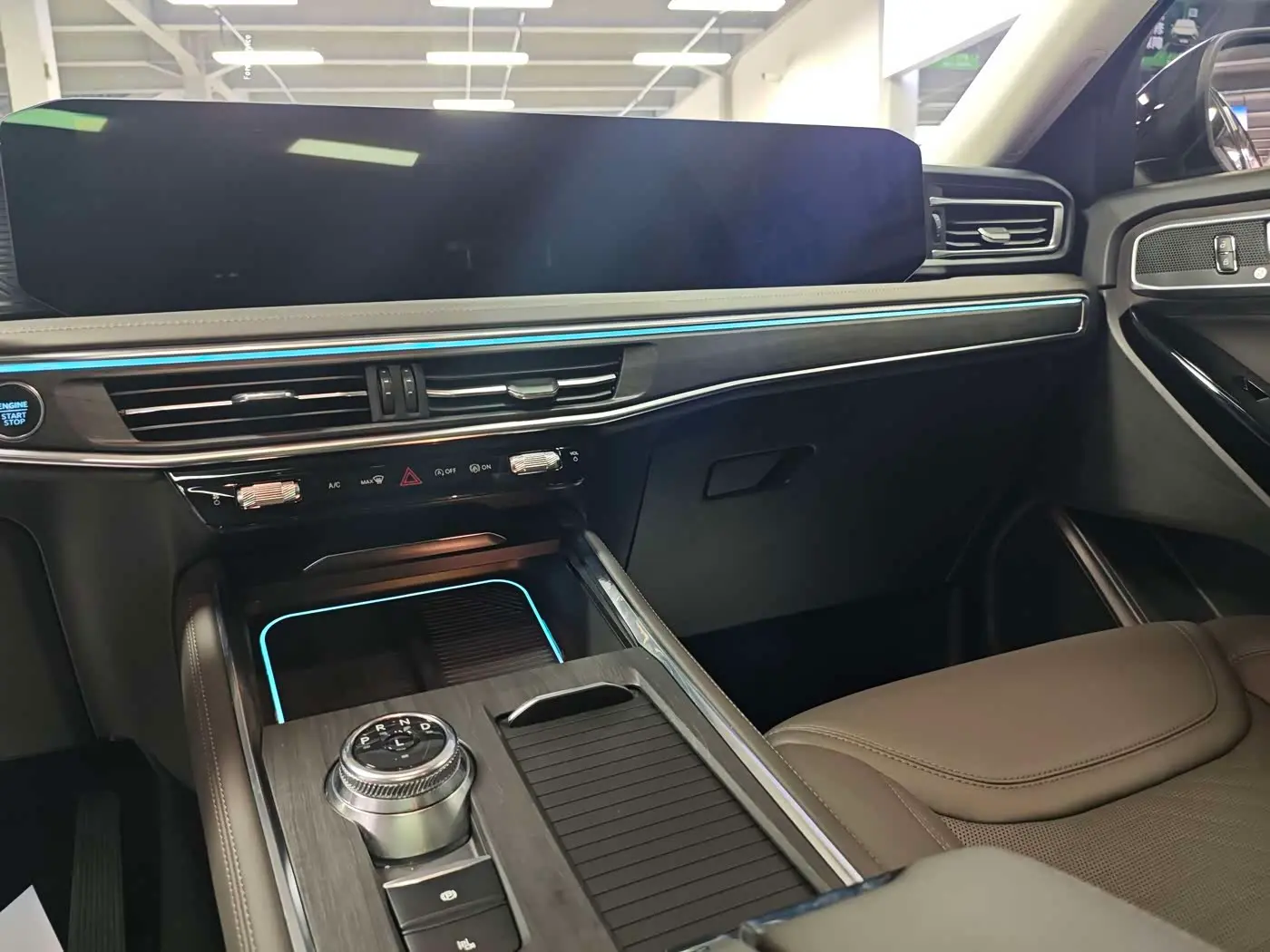 Ford Explorer 2024 — Photo 9/17