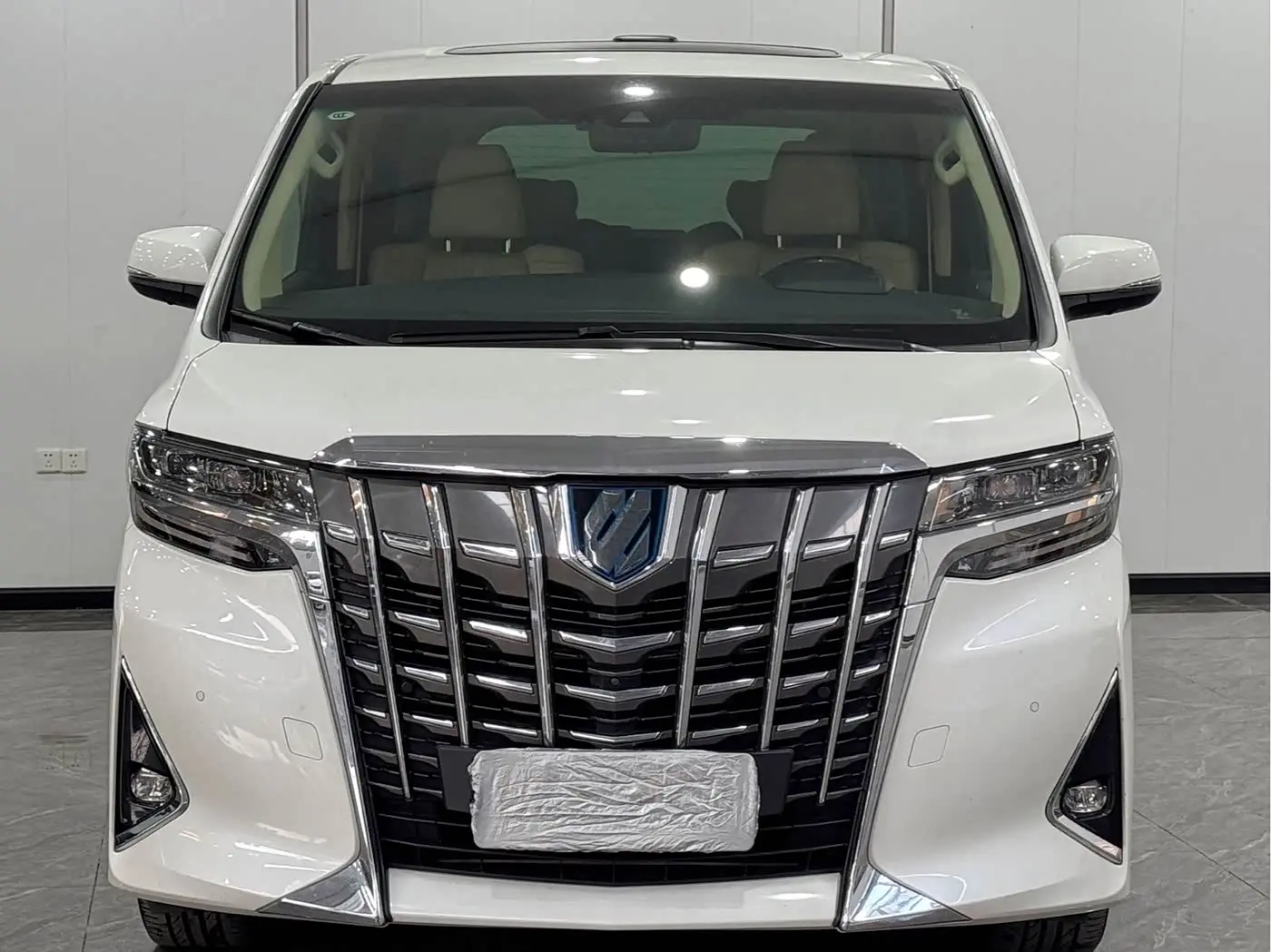 Toyota Alphard 2023 — Photo 2/16