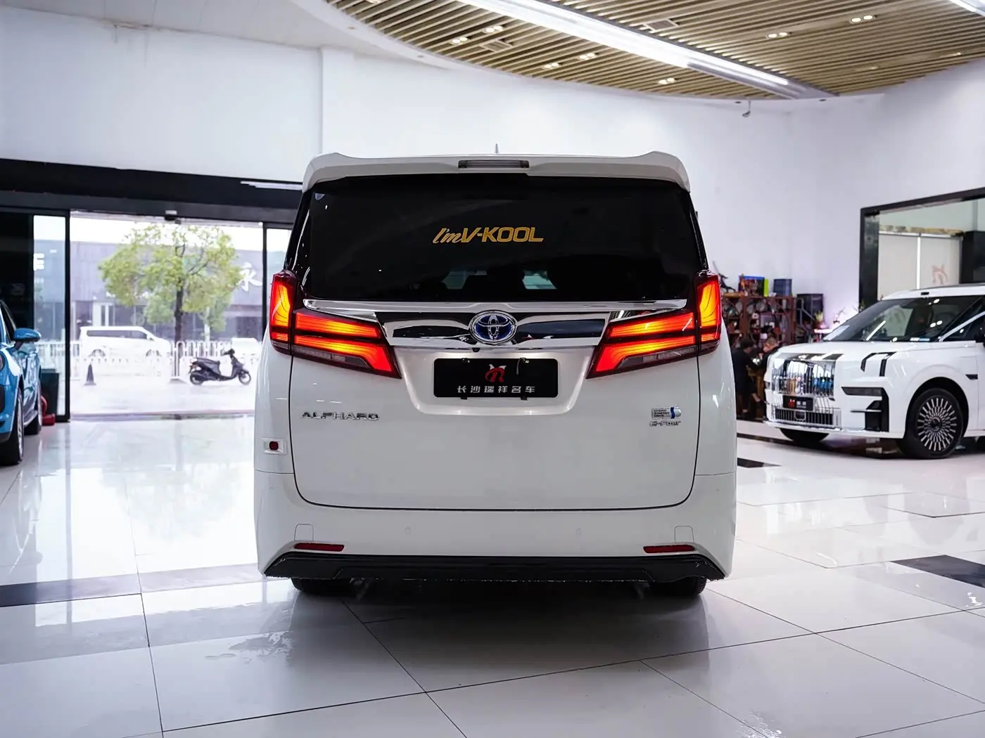 Toyota Alphard 2020 — Photo 19/20