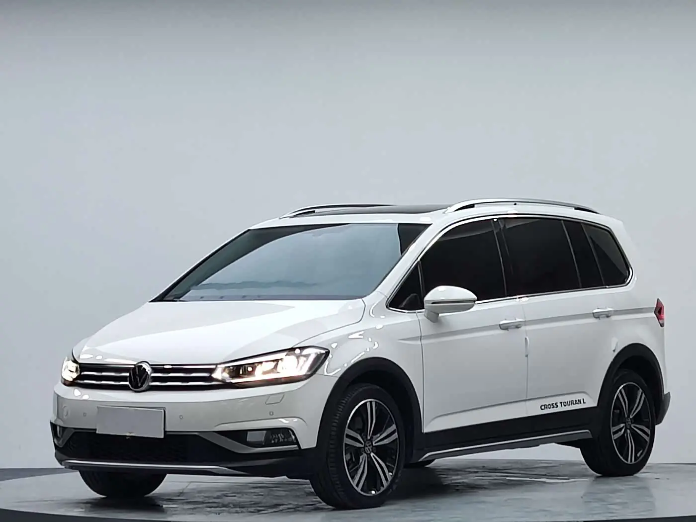 Volkswagen Touran 2020 — Фото 2/19