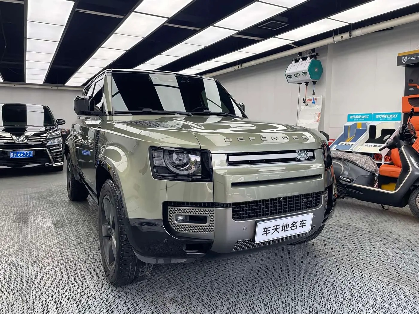 Land Rover Defender 2023 — Photo 2/9