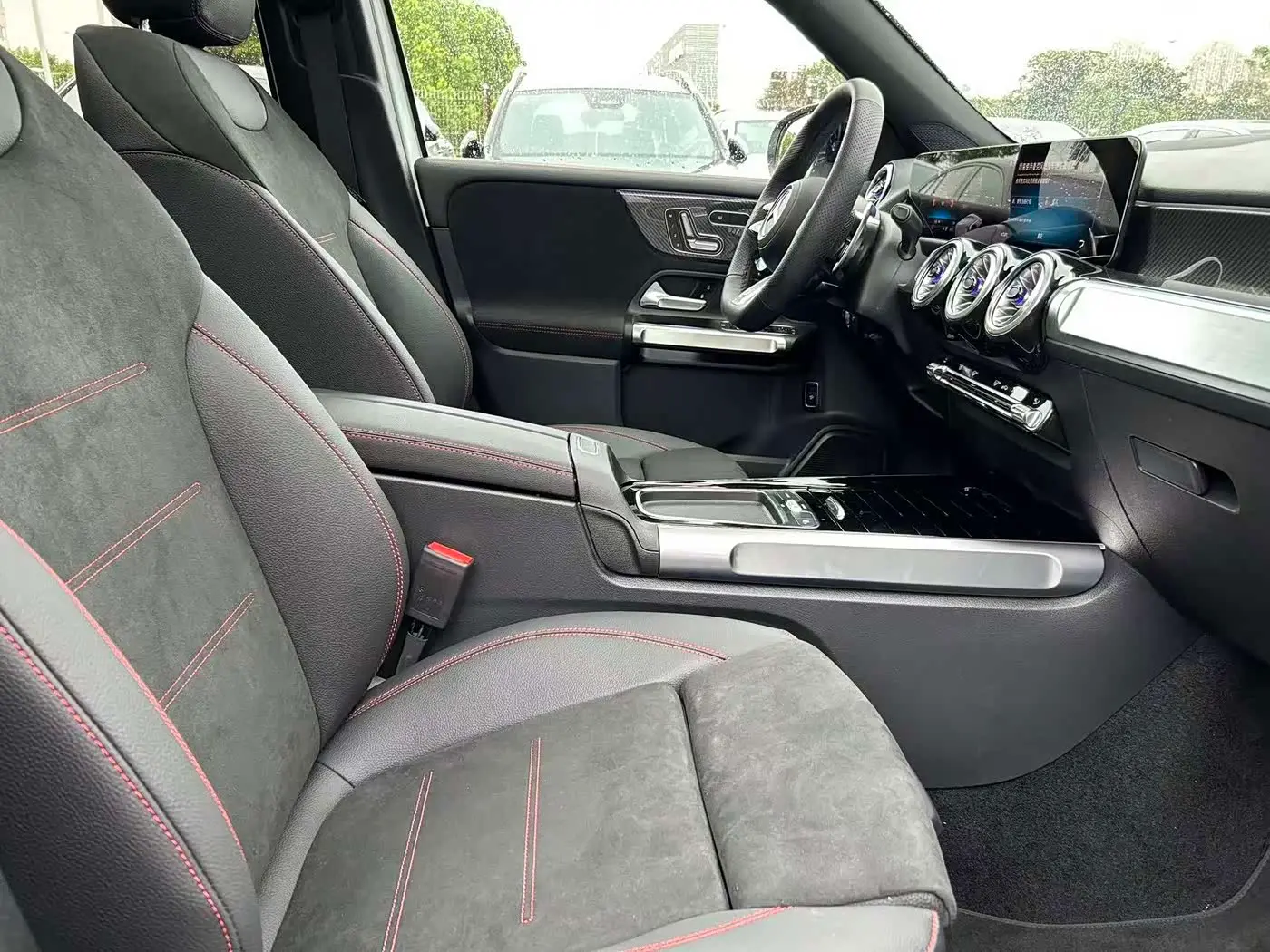 Mercedes-Benz GLB AMG 2026 — Фото 15/17