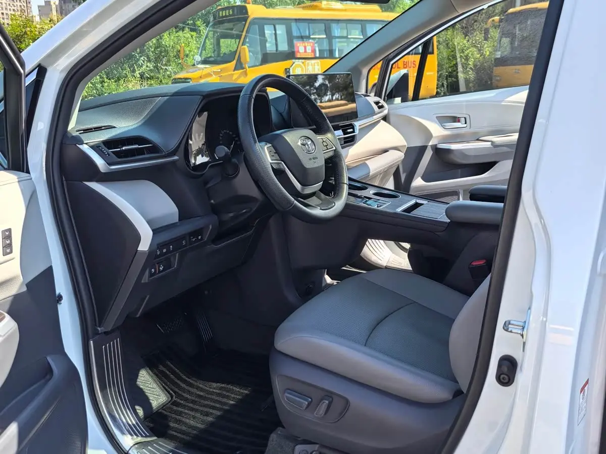 Toyota Granvia 2023 — Photo 4/15