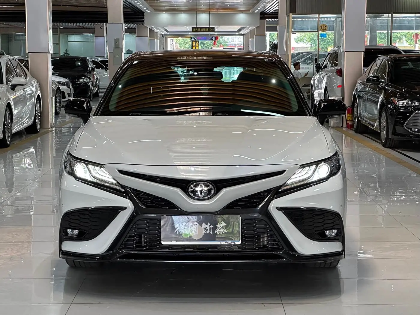 Toyota Camry 2023 — ფოტო 2/20
