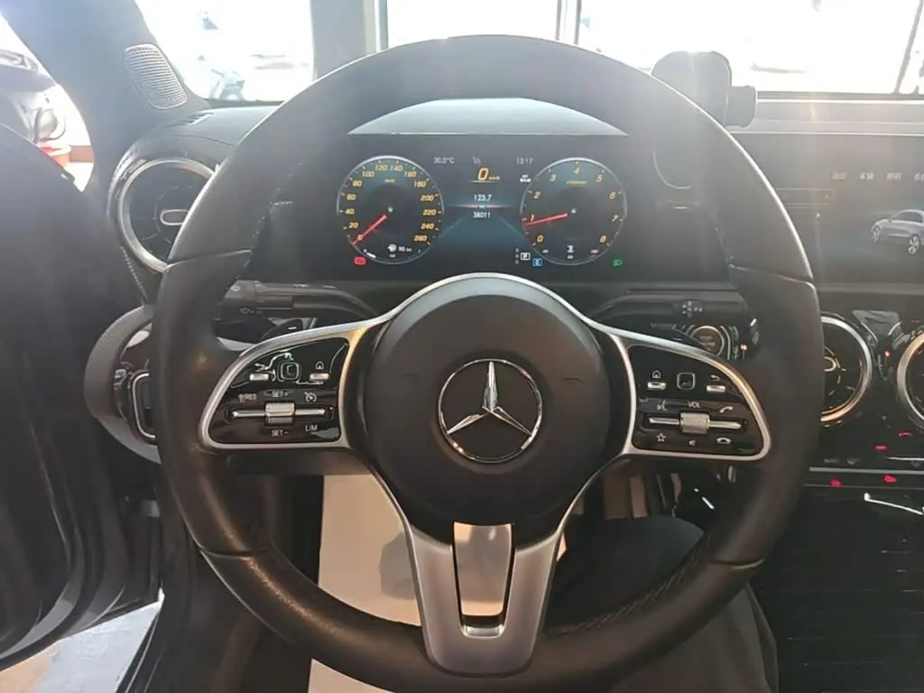 Mercedes-Benz A-Class 2023 — Фото 11/20