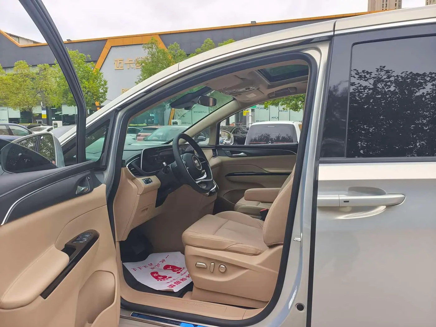 Buick GL8 New Energy 2025 — Photo 3/10