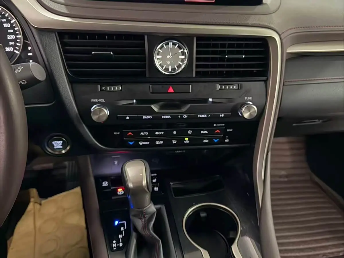 Lexus RX 2022 — Photo 8/13