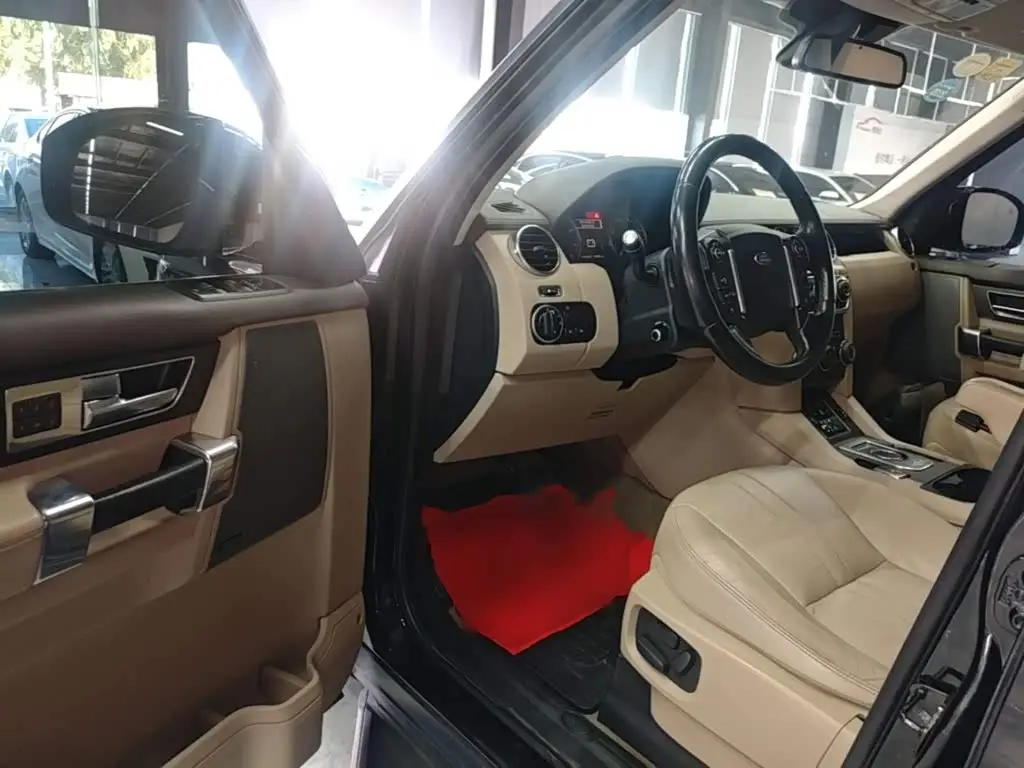 Land Rover Discovery 2016 — Photo 16/20