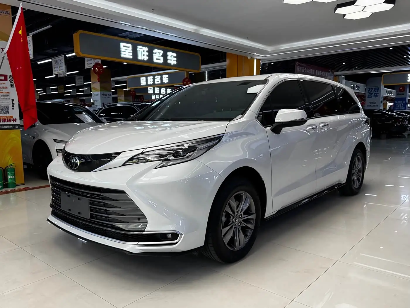 Toyota Sienna 2025 — Фото 1/17