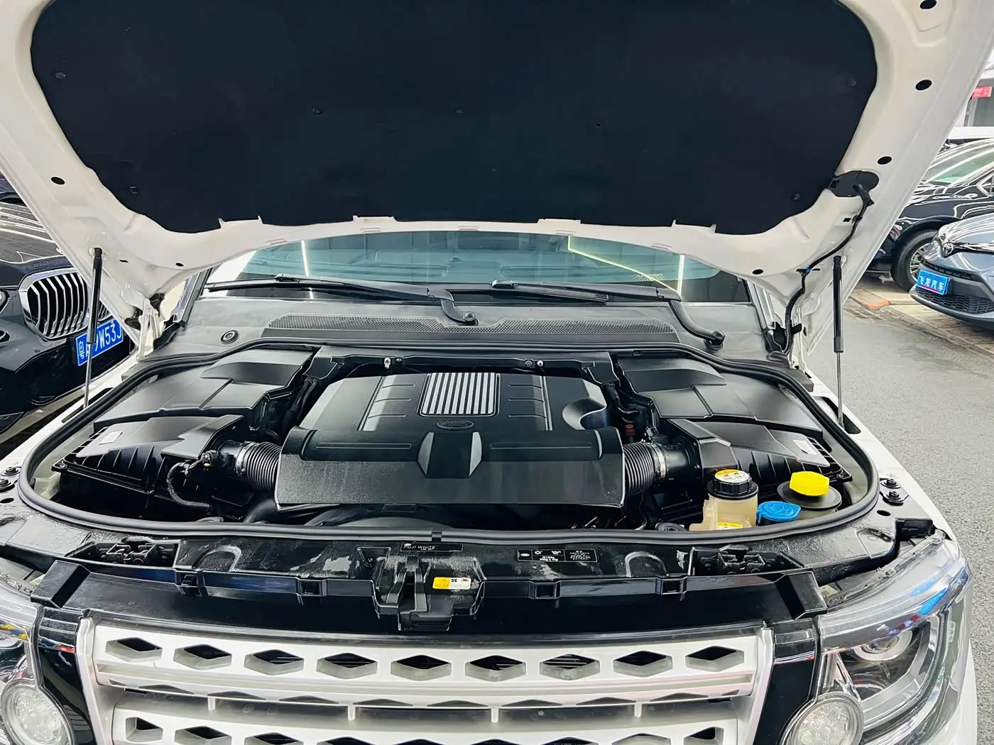 Land Rover Discovery 2016 — Photo 10/20