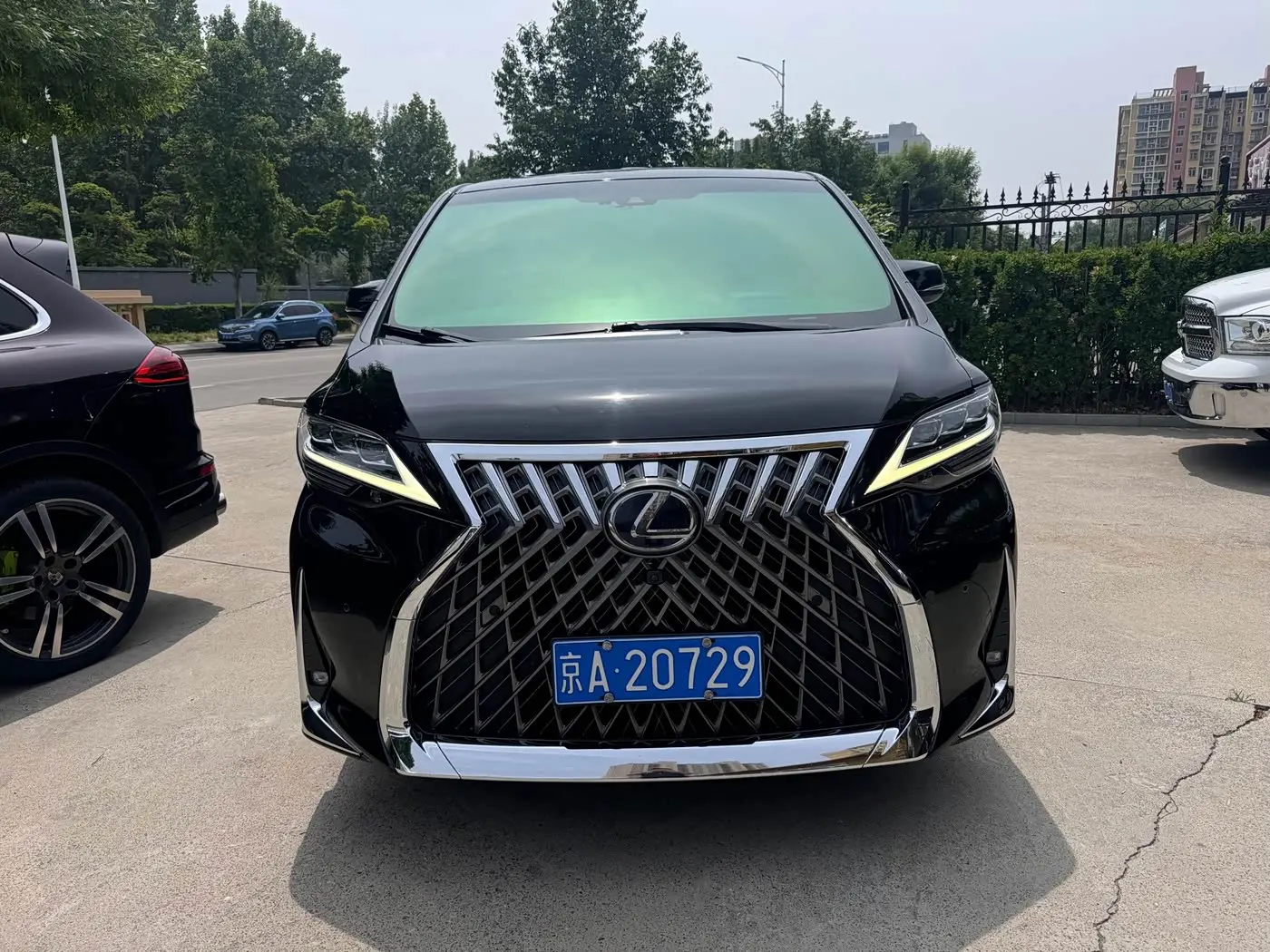Lexus LM 2020 — Photo 1/20