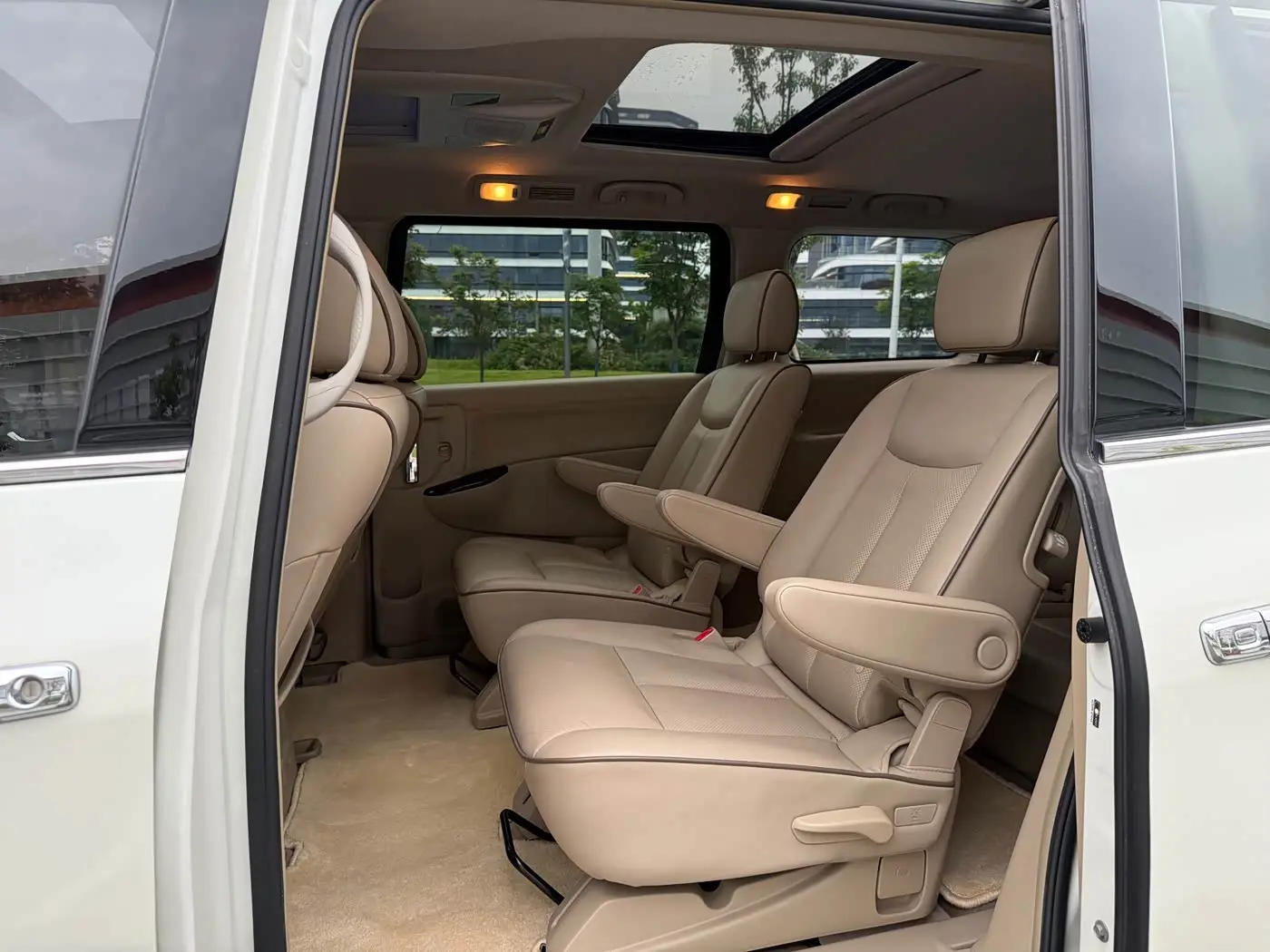 Nissan Quest 2017 — Photo 11/18
