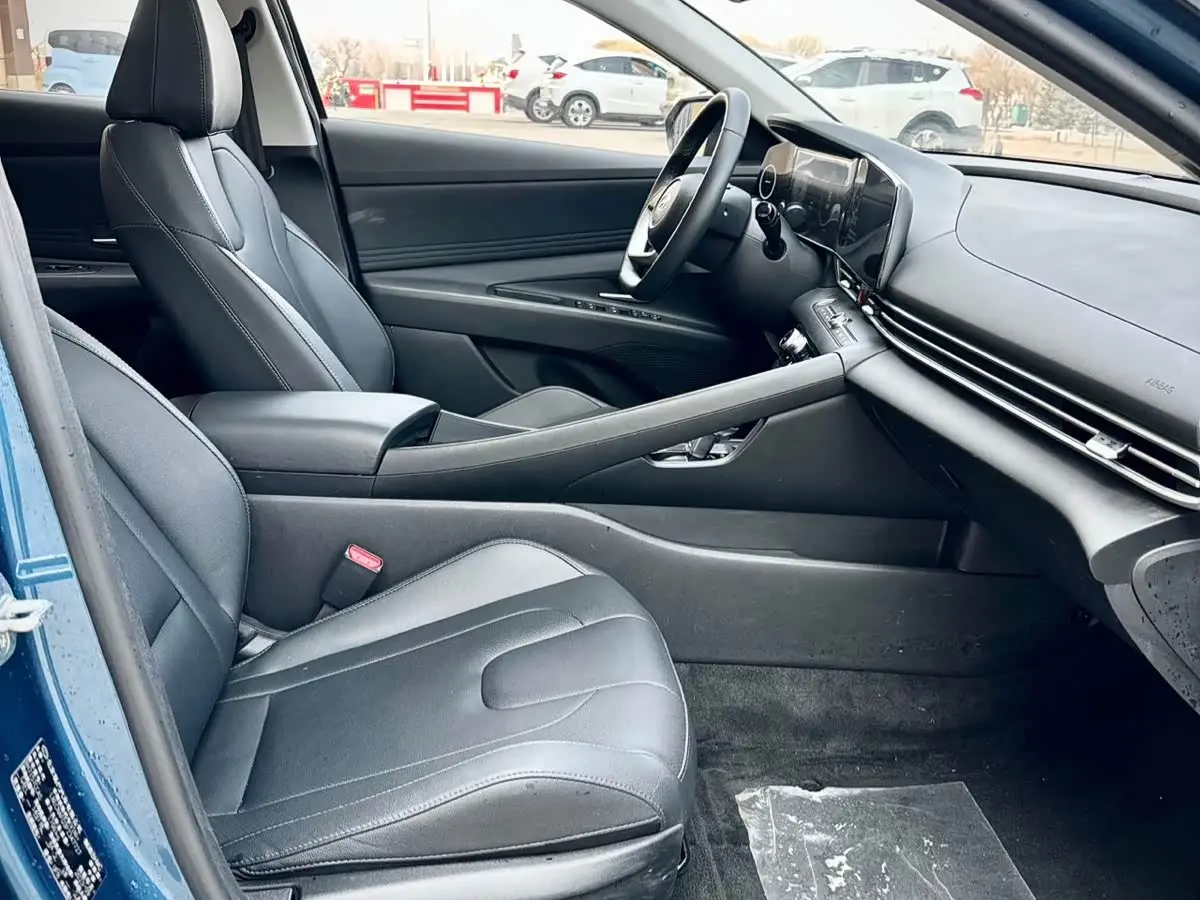 Hyundai Elantra 2023 — Фото 13/20