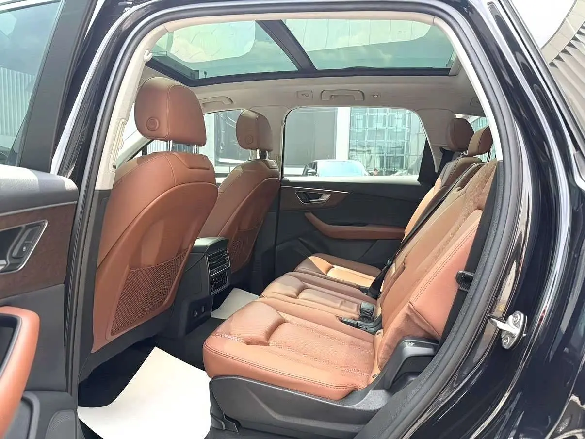 Audi Q7 2021 — Photo 8/18