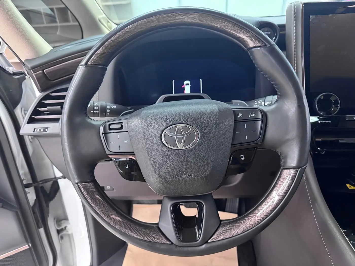 Toyota Alphard 2023 — Photo 11/17