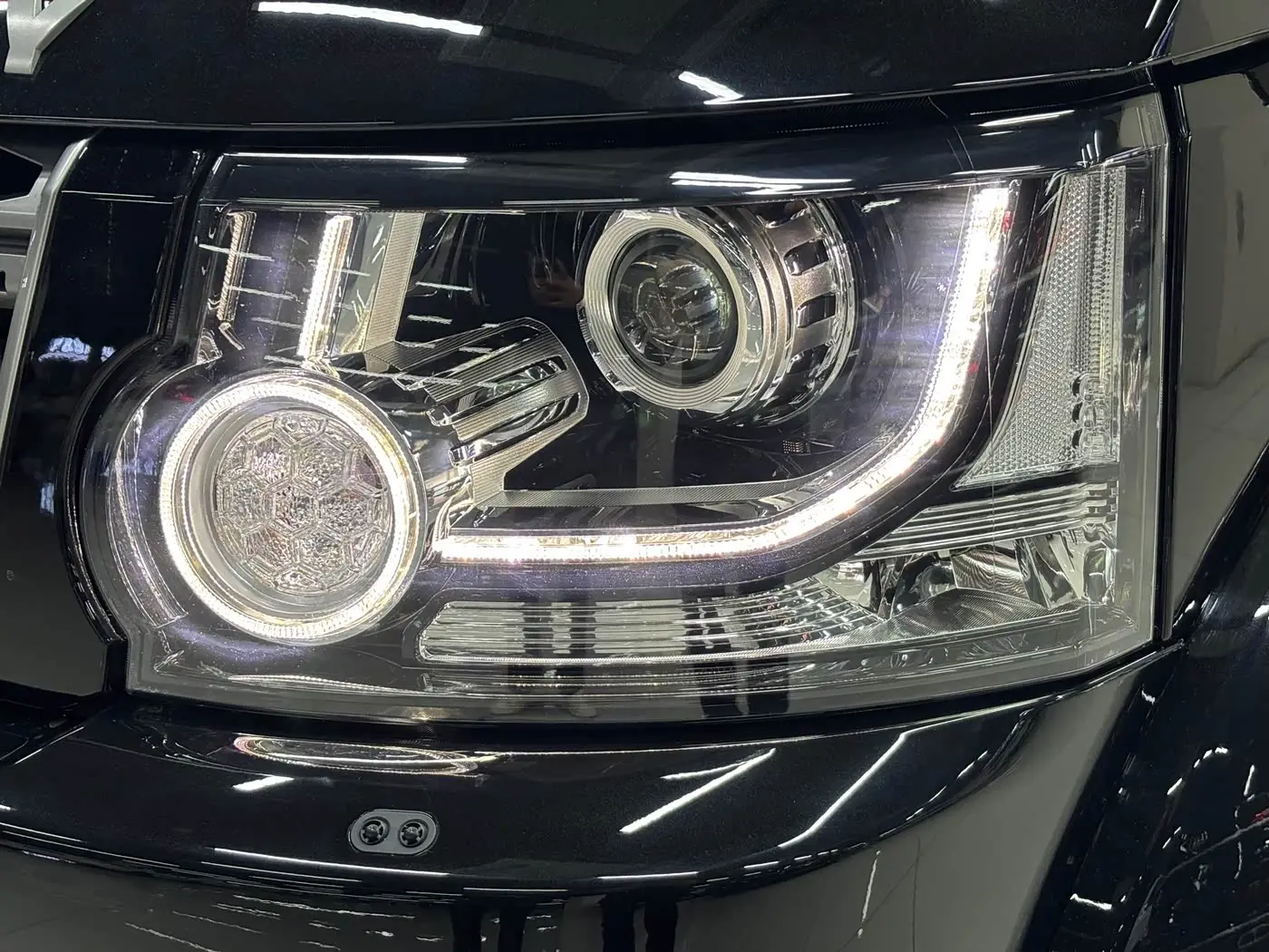 Land Rover Discovery 2016 — Photo 4/20