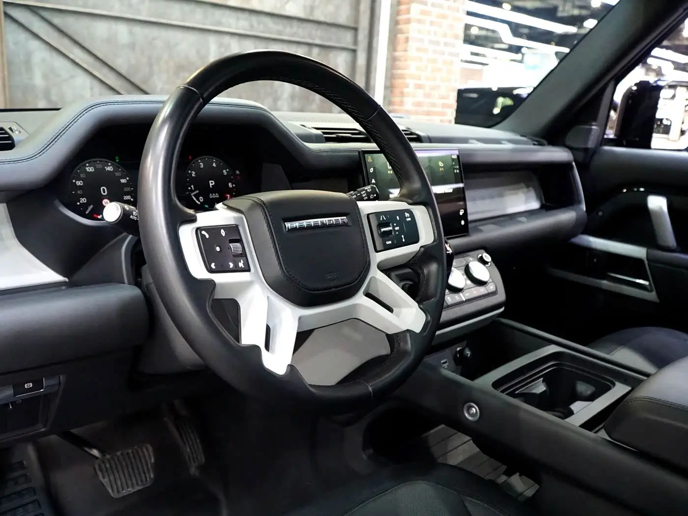 Land Rover Defender 2023 — Photo 6/20