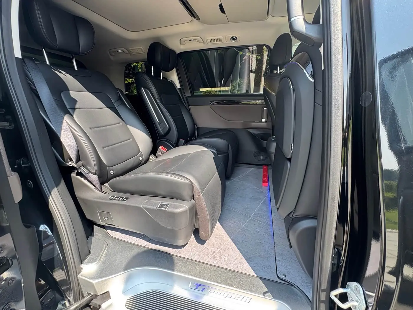 GAC Trumpchi Trumpchi E8 NEV 2024 — Photo 8/14
