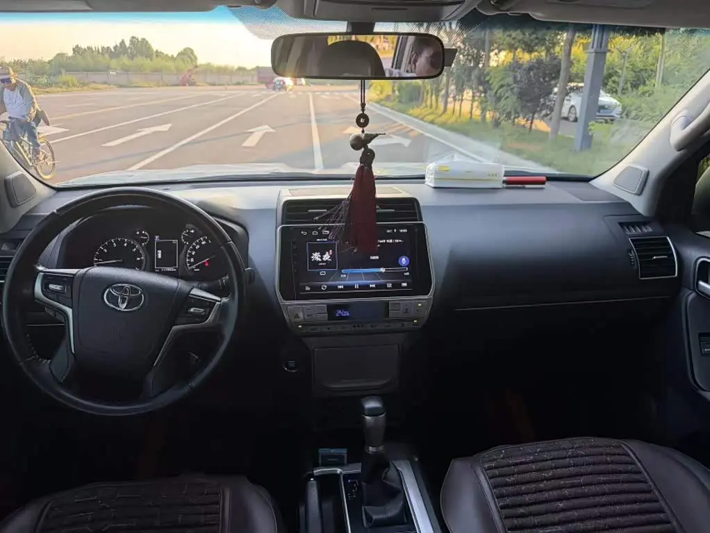 Toyota Prado 2019 — Photo 8/11