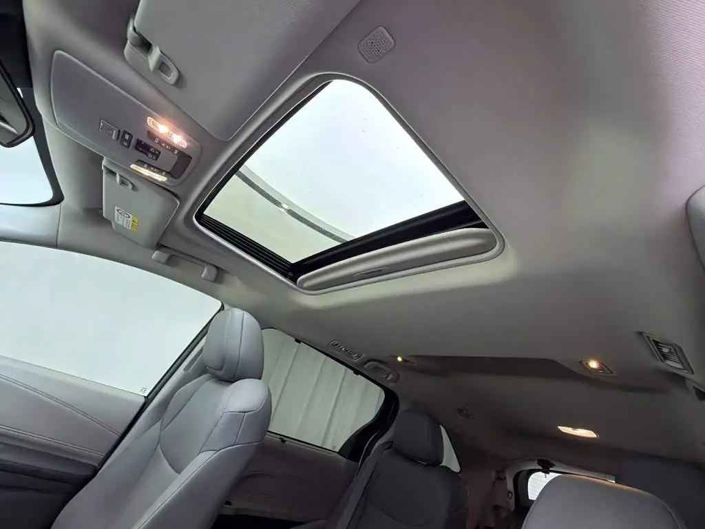 Toyota Granvia 2024 — Photo 8/17