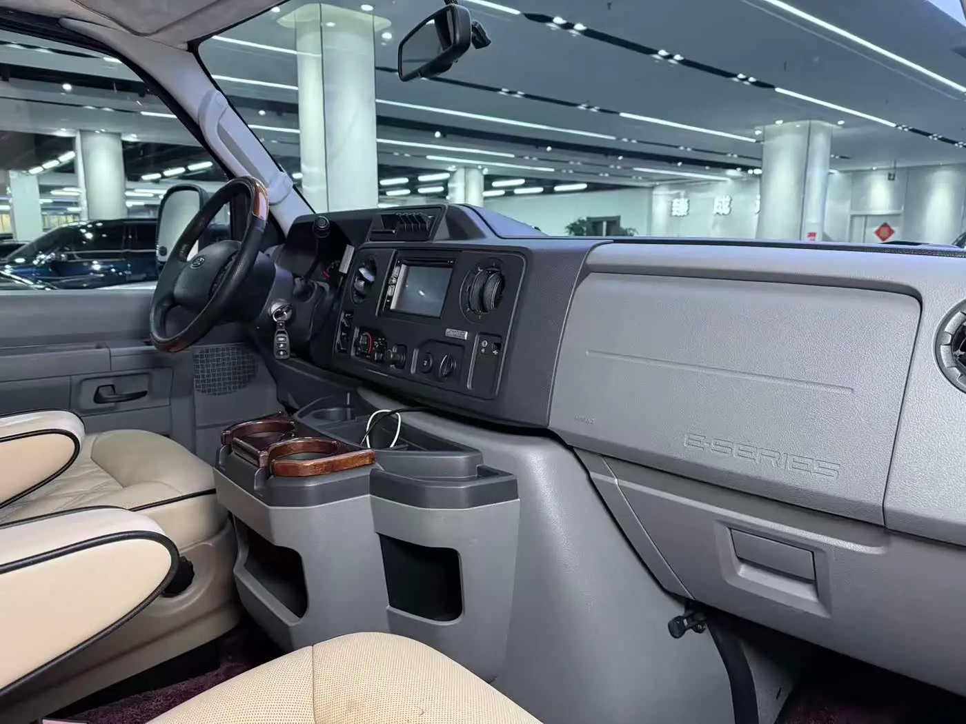 Ford E350 2015 — Фото 10/16