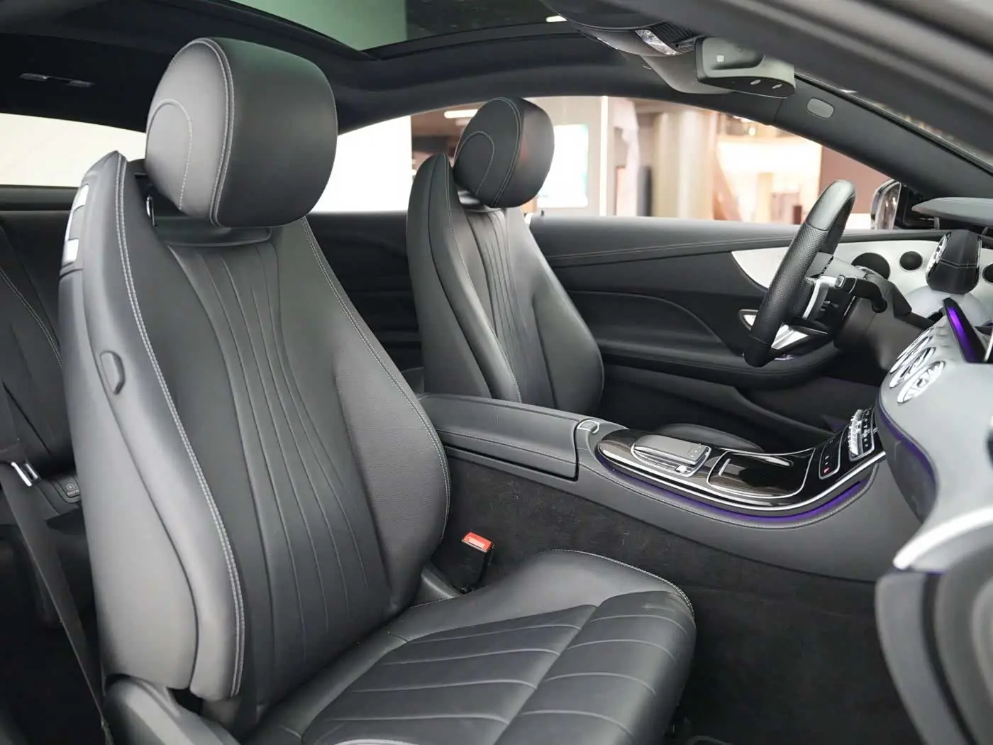 Mercedes-Benz E-Class 2022 — Photo 8/20