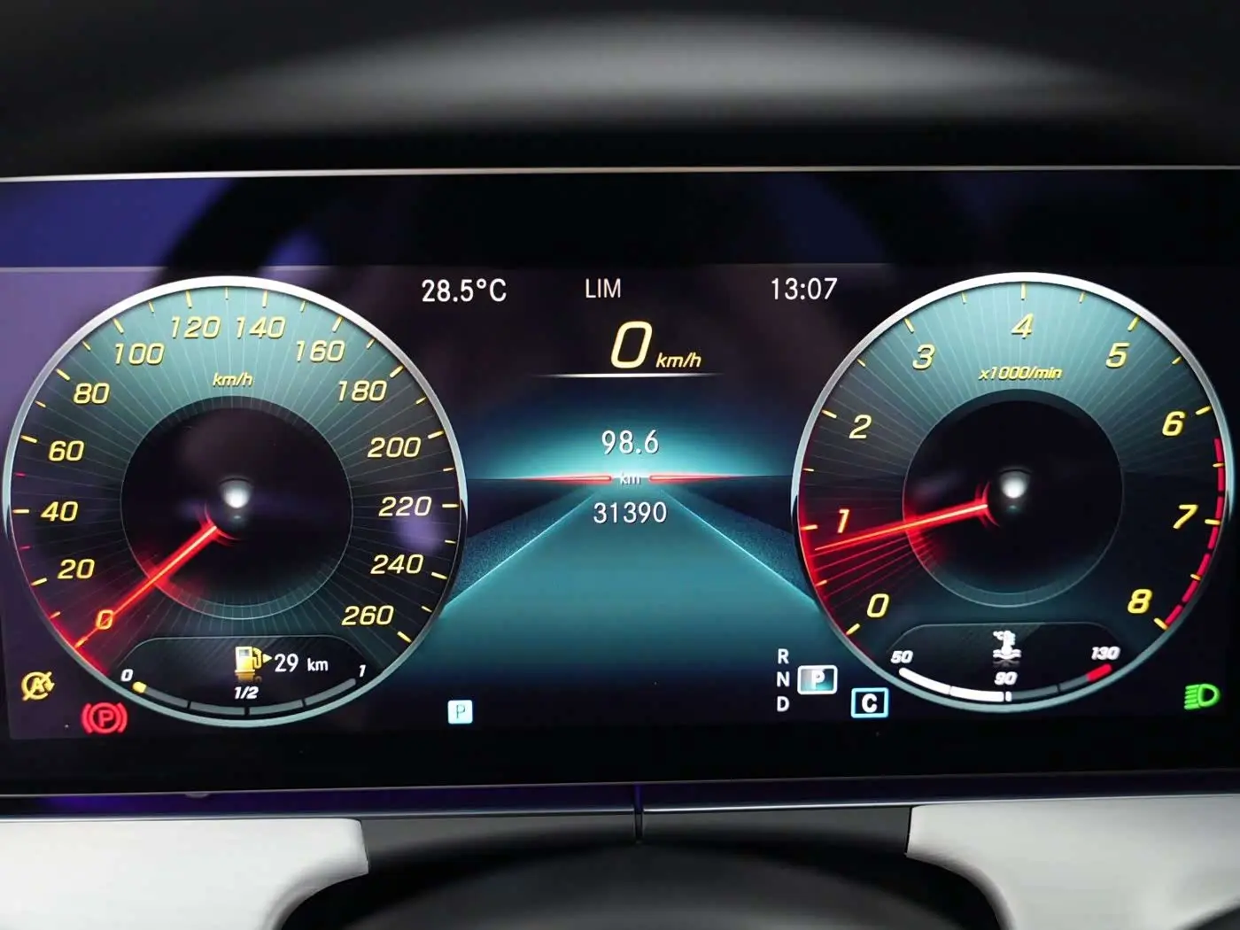 Mercedes-Benz E-Class 2022 — Photo 12/20
