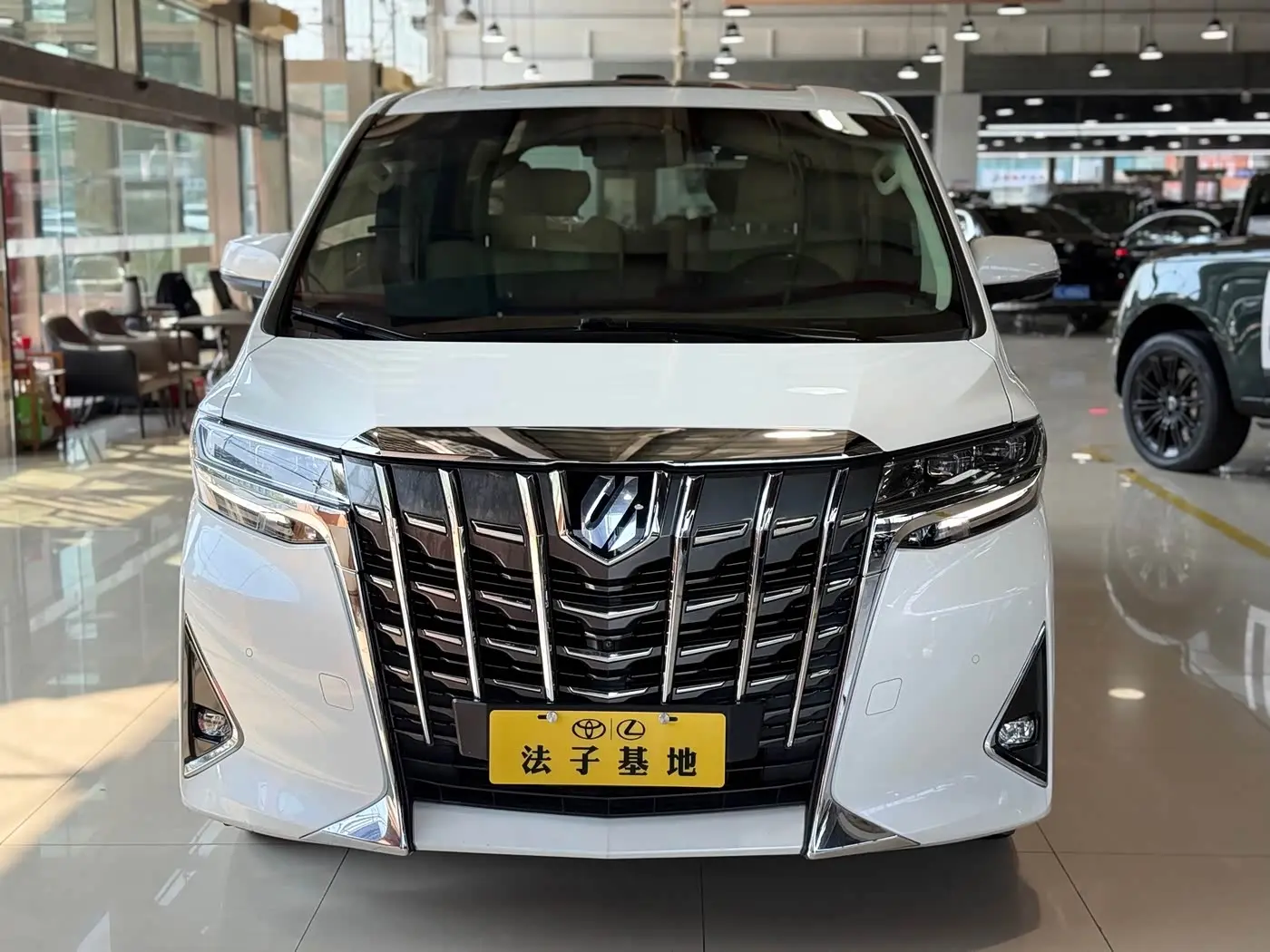 Toyota Alphard 2018 — Фото 2/20