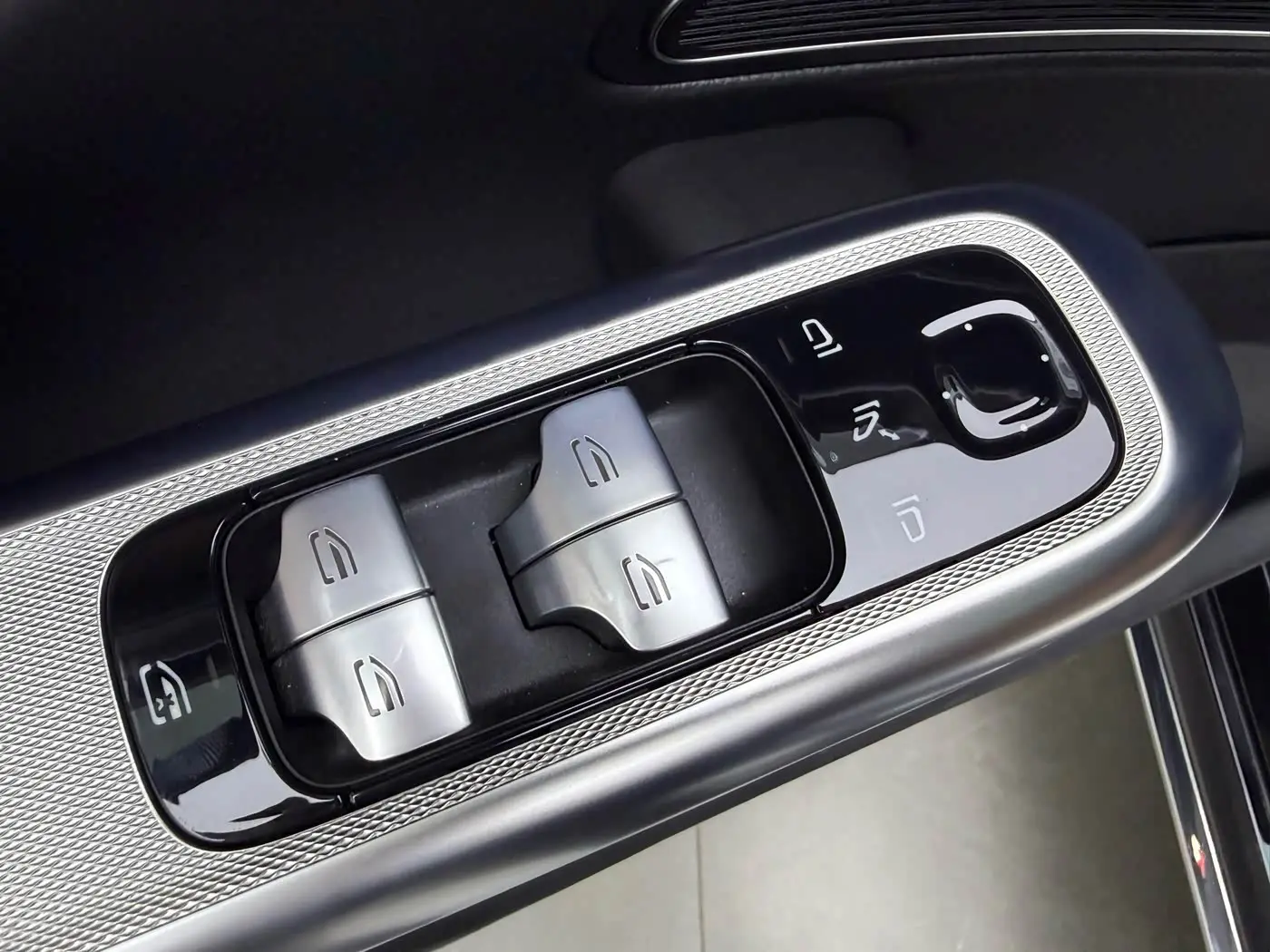 Mercedes-Benz E-Class 2024 — Photo 17/17