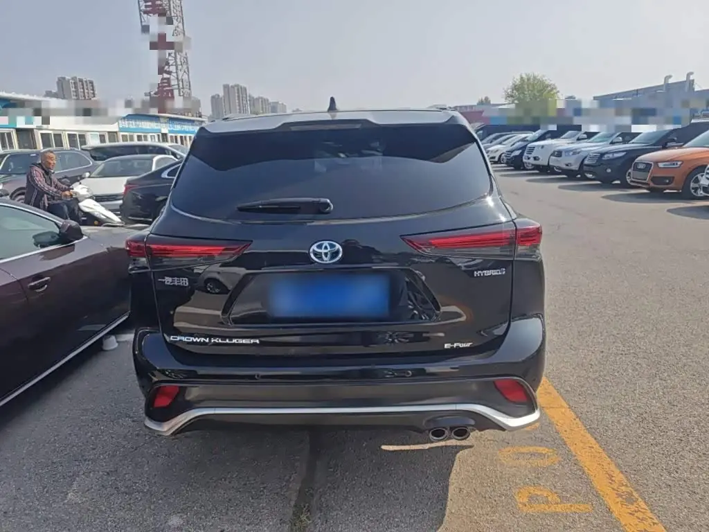 Toyota Crown Kluger 2023 — Photo 13/20