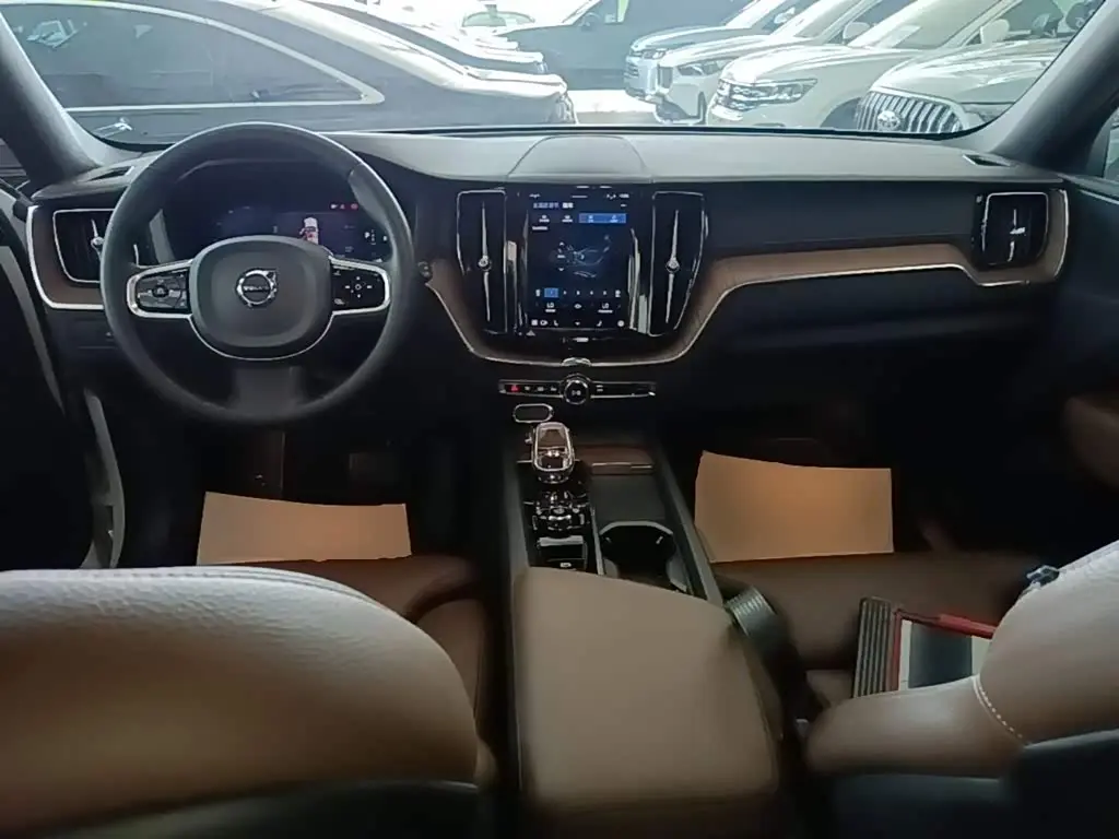 Volvo XC60 2023 — Фото 10/20