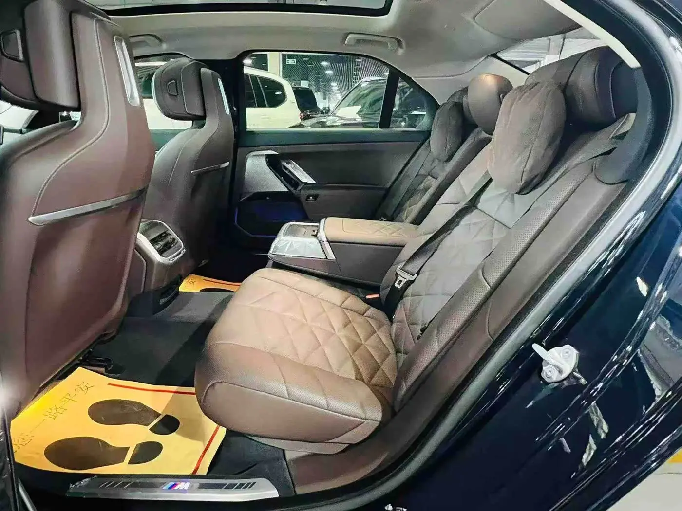 BMW 7 Series 2024 — Photo 7/9