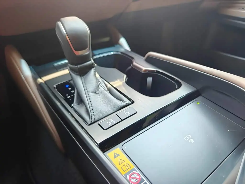 Lexus ES 2025 — Photo 7/18